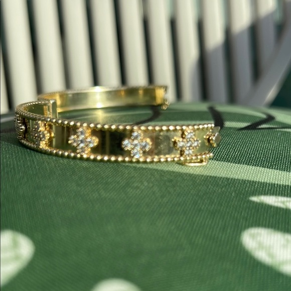 Elegant Gold-Tone Bracelet - Picture 8 of 17